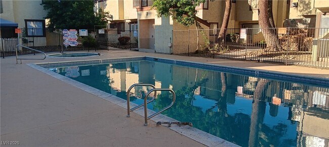 Building Photo - 5045 Spencer St