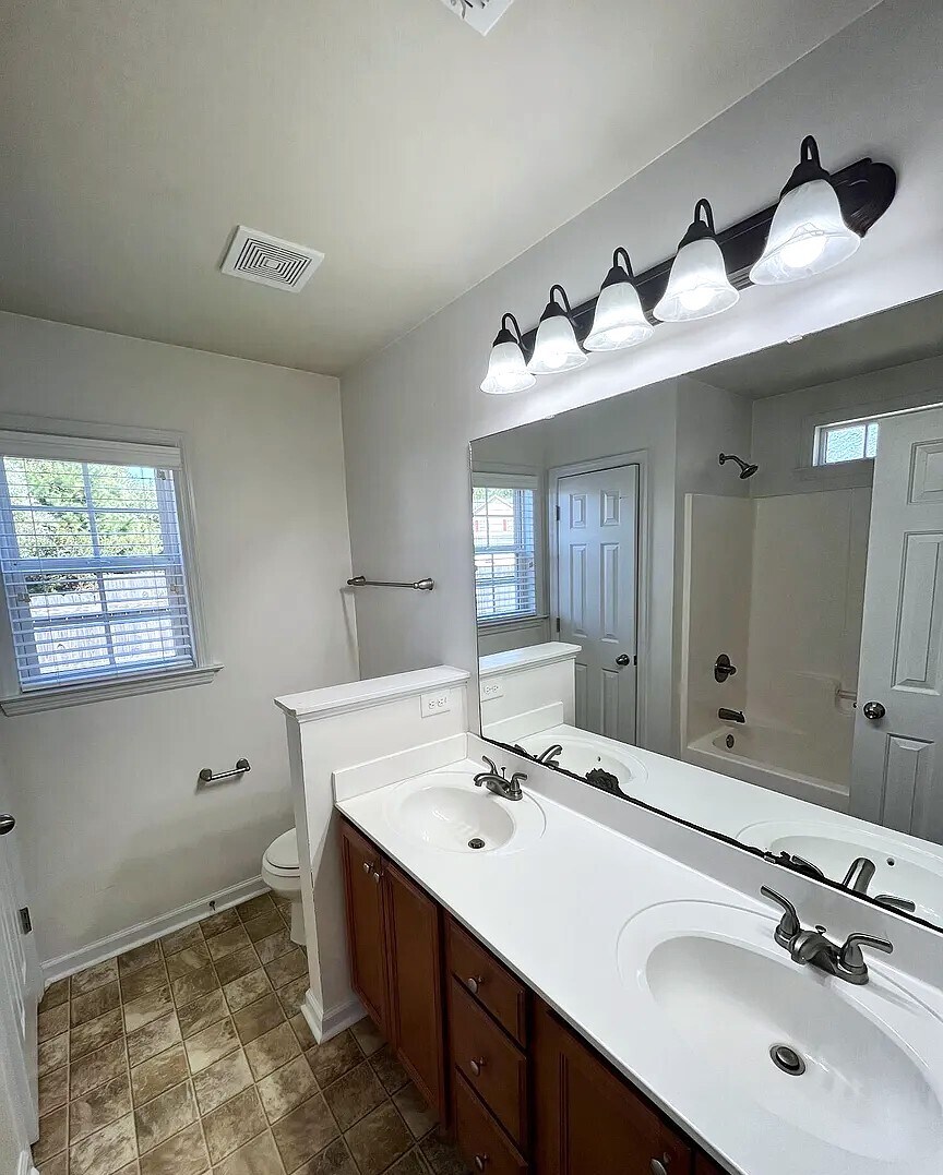 Building Photo - 1003 Wt Whitehead Dr