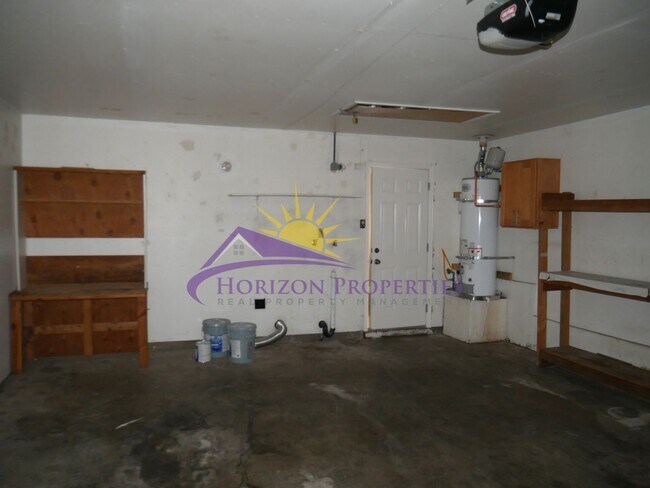Building Photo - 5566-5568 Hillsdale Blvd