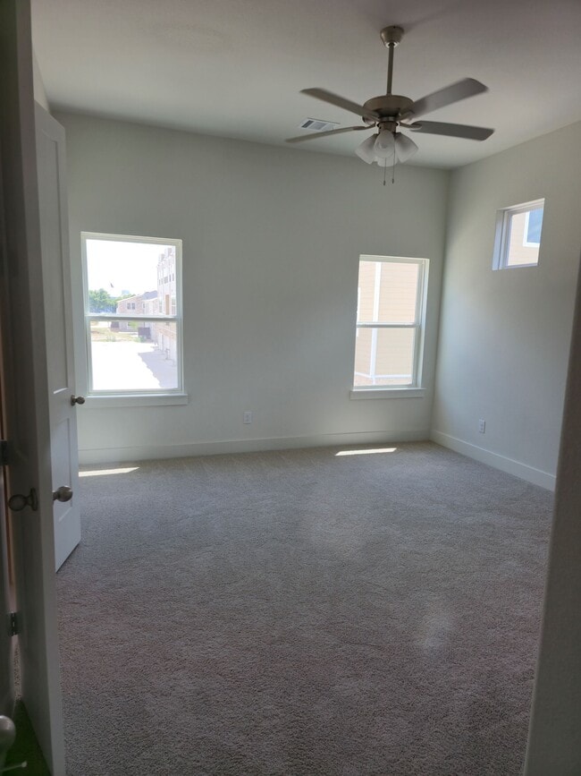 Building Photo - 808 Meadowcrest Dr