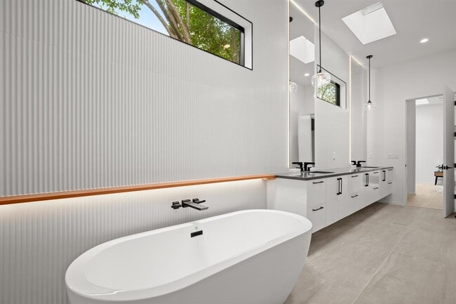 Building Photo - 2215 S 3rd St