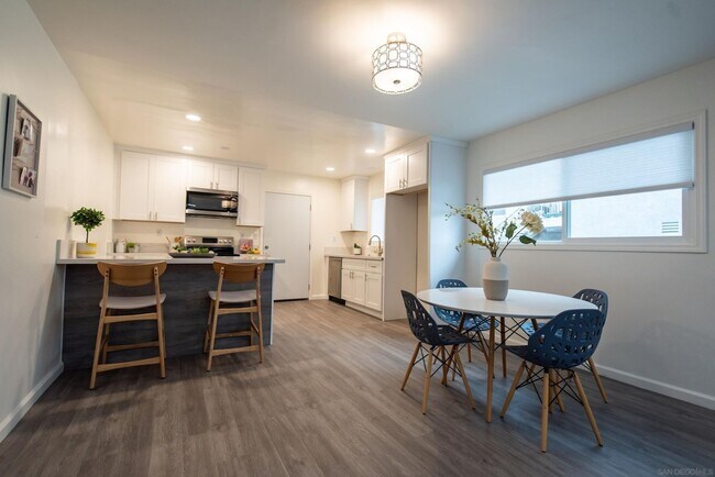 Building Photo - Van Dyke Triplex