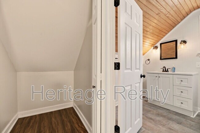 Building Photo - 3820 Sutherland Ave