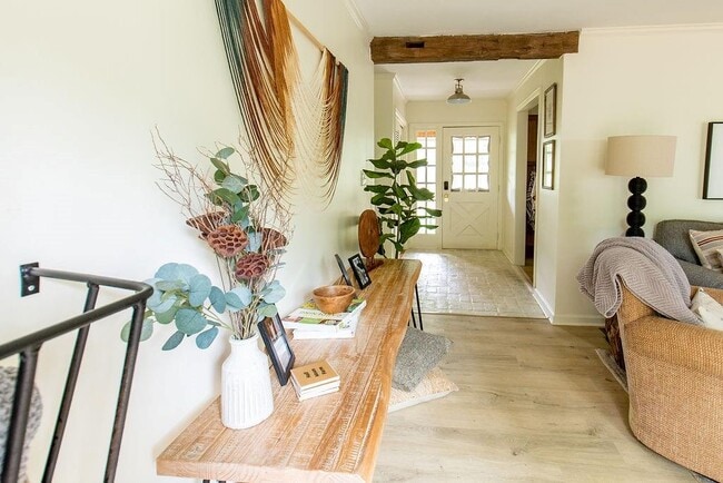 Building Photo - 728 S McCollum Dr