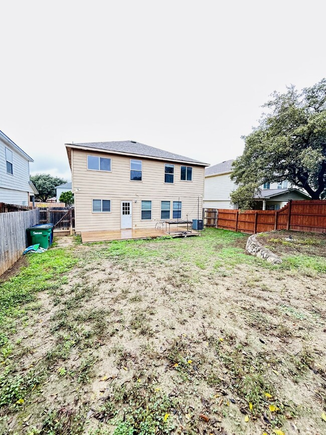 Building Photo - "Spacious 3-Bedroom Retreat with 2.5 Baths...