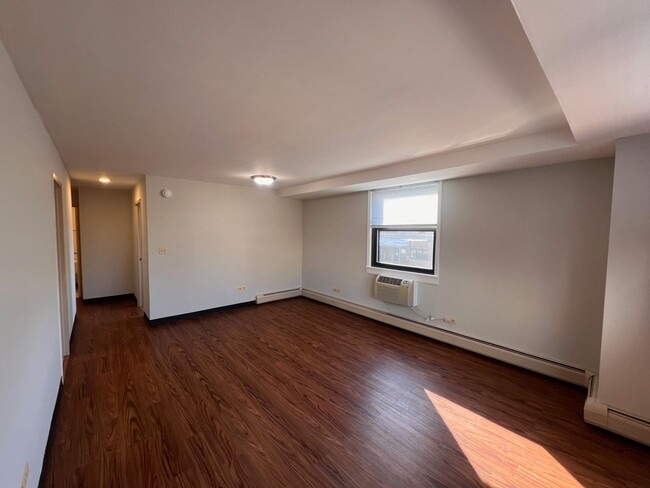 Building Photo - 3639 N Pine Grove Ave
