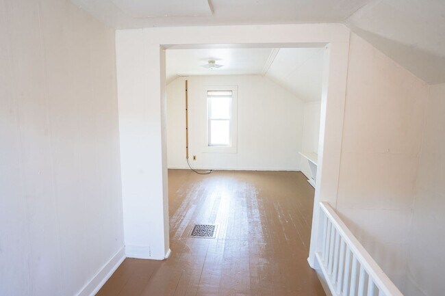 Building Photo - 1227 Green Bay St