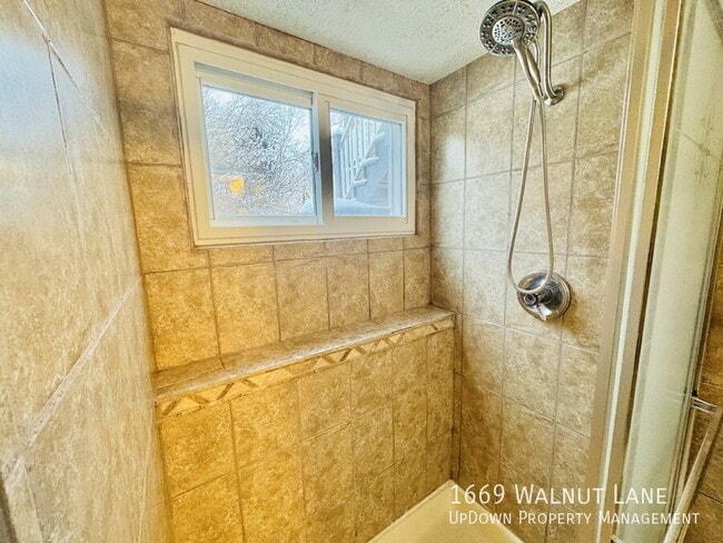 Building Photo - 1669 Walnut Ln