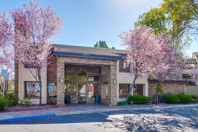 Building Photo - 1 Bed 1 Bath With Lots of Amenities!