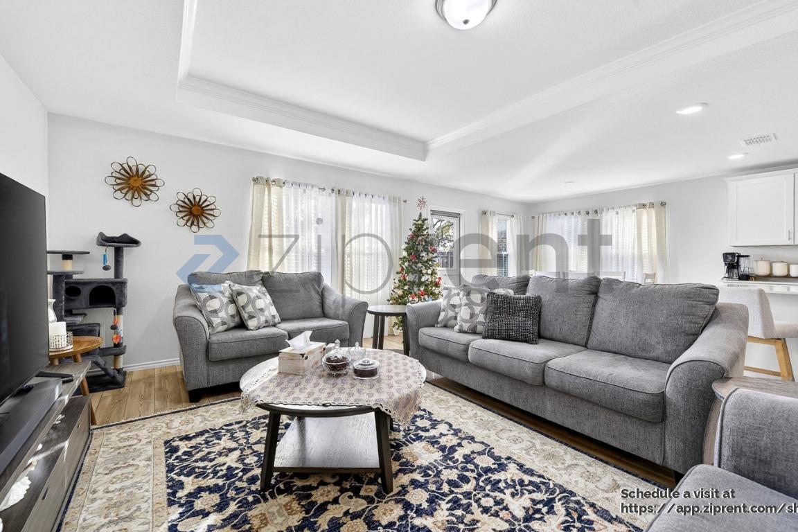 Building Photo - 2301 Vlg Crk Ln