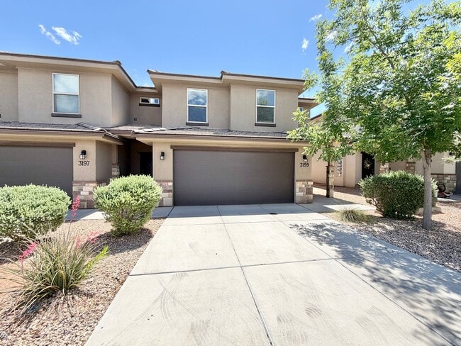 Building Photo - Town home in Little Valley Area. End Unit!!