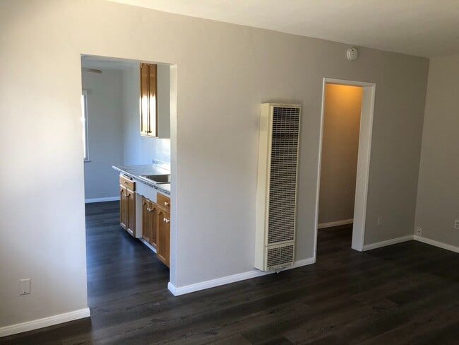 Building Photo - Available March 1st--3 bedroom 1 bath apartment walking distance to USD campus