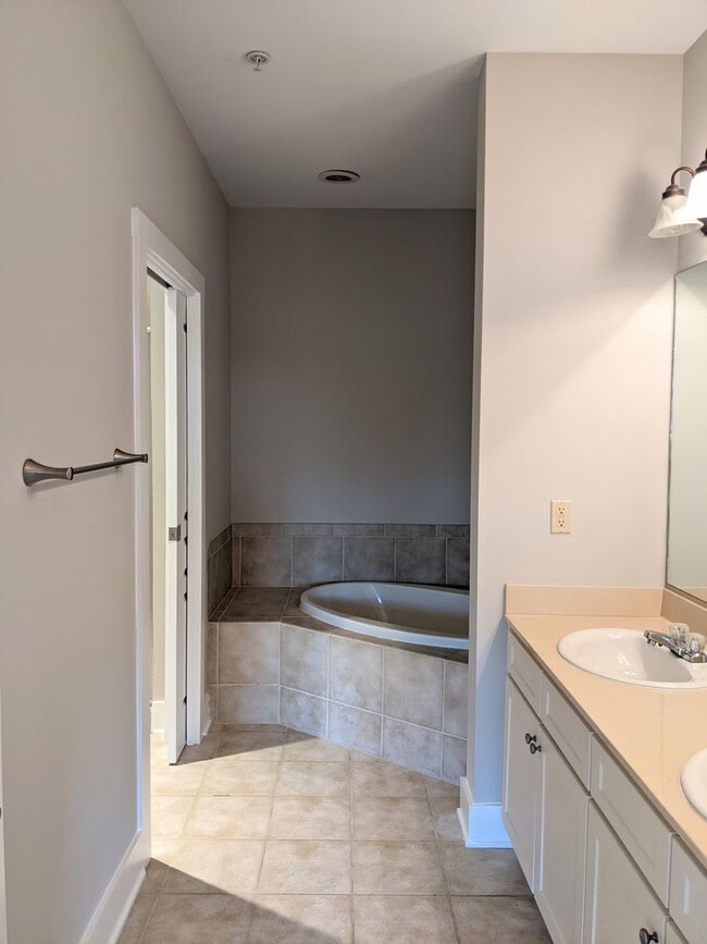 Building Photo - Beautiful Asheville Condo-Located in The Beaucatcher House!