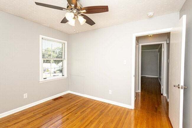 Building Photo - Charming 2-Bed, 1-Bath House in Prime Sout...