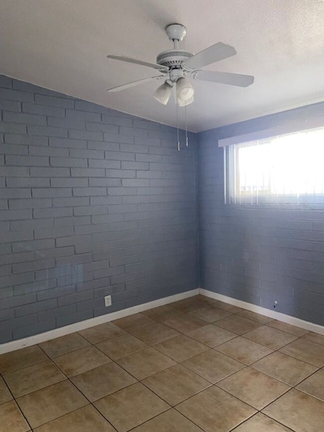 Building Photo - adorable 1 bed 1 bath with backyard private