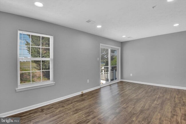 Building Photo - 658 Boxwood Dr