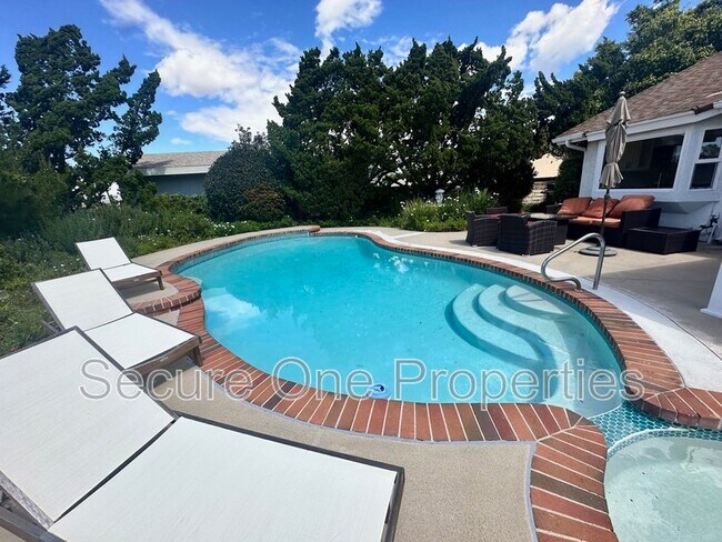 Building Photo - 637 Lynwood St