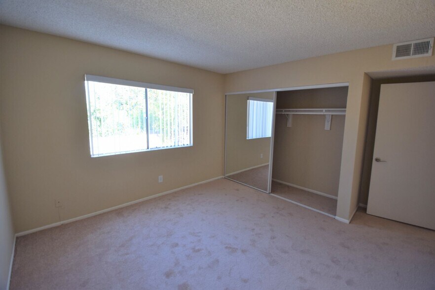 Building Photo - 12249 Oxnard St