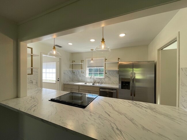 Building Photo - 15021 Hillview Rd