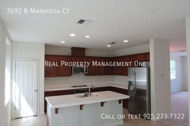 Building Photo - 7092 N Mariposa Ct