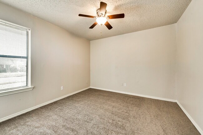 Building Photo - $2200 Wylie: Single level house with wood ...