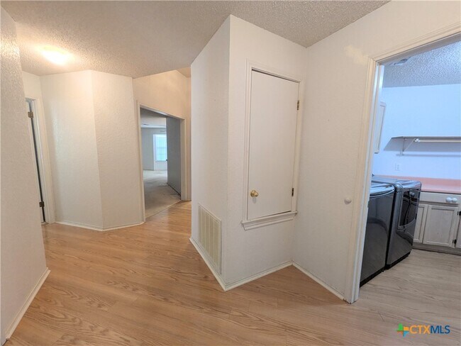 Building Photo - 1428 Devin Dr