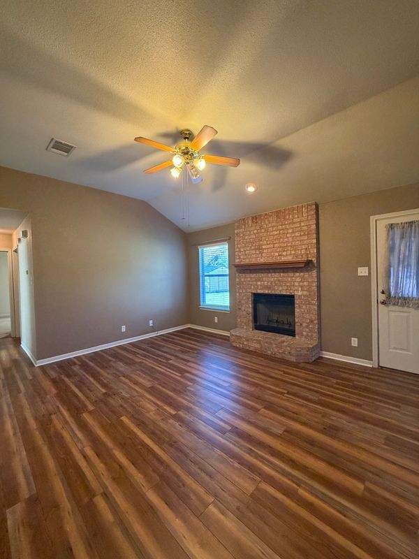 Building Photo - 715 Lakeview Dr