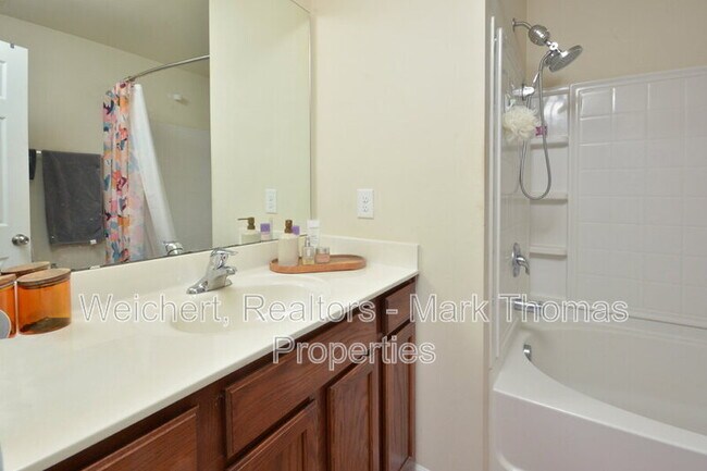 Building Photo - 100 Stratford Lakes Dr