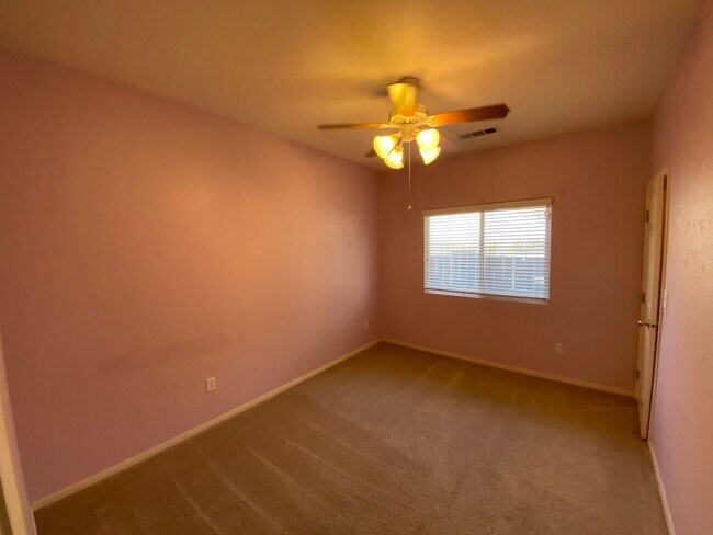 Building Photo - 2643 W Oakridge Ave
