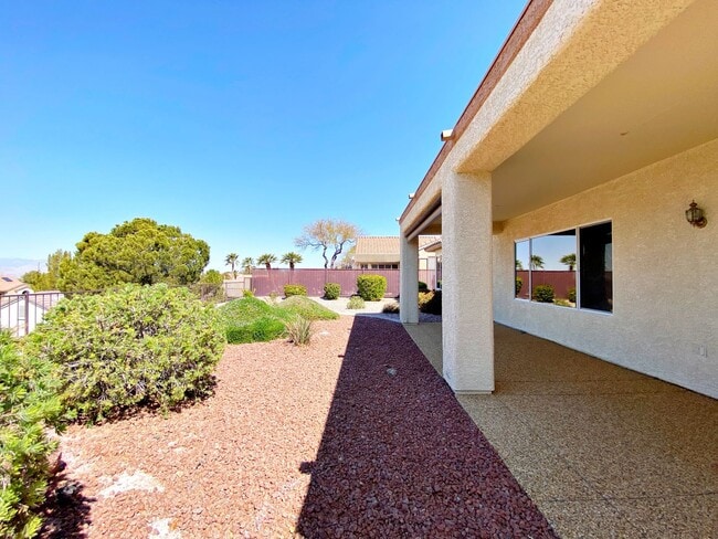 Building Photo - 2 BEDROOM SINGLE STORY IN AGE RESTRICTED S...