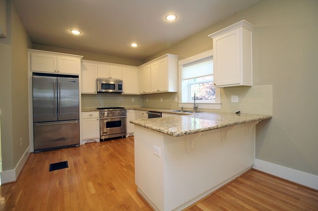 Building Photo - Beautifully Updated 5 Bedroom/3.5 Bath Irvington Craftsman Bungalow!