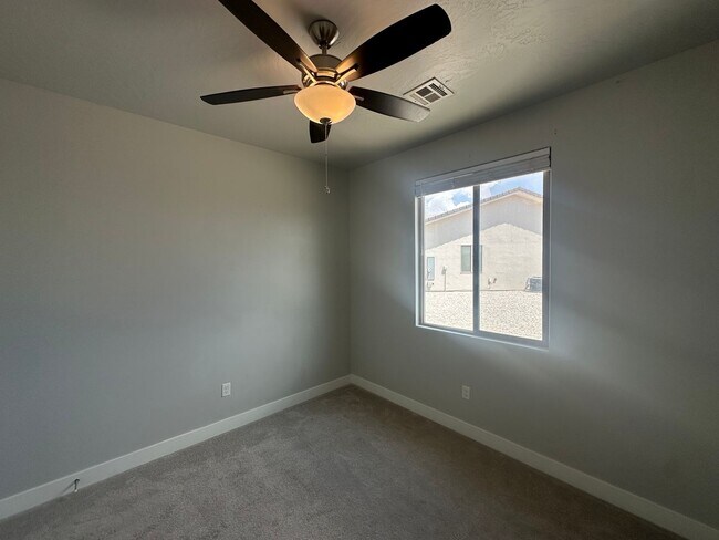 Building Photo - 3 bed plus office / 2.5 bath / 3 car Singl...