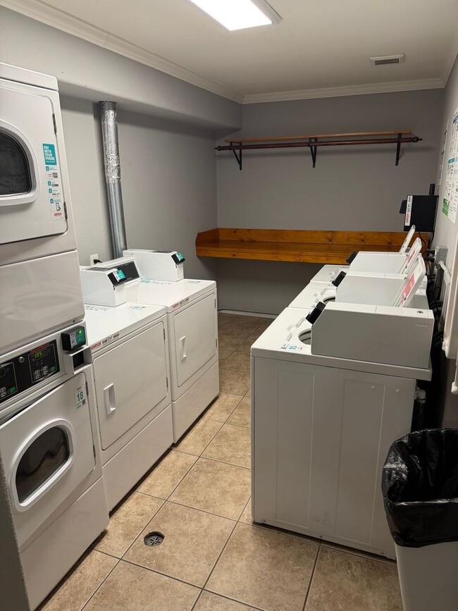 Building Photo - 1021 Scott St