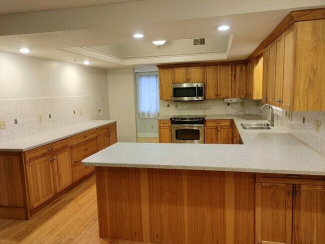 Building Photo - 5 bedroom, 4.5 bathroom