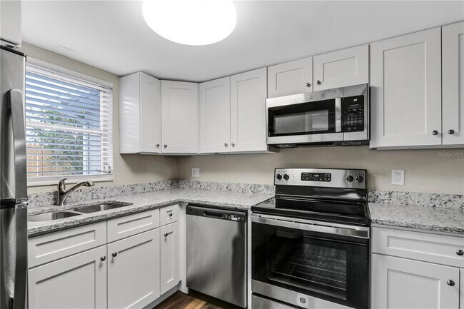 Building Photo - 1415 Classic Dr