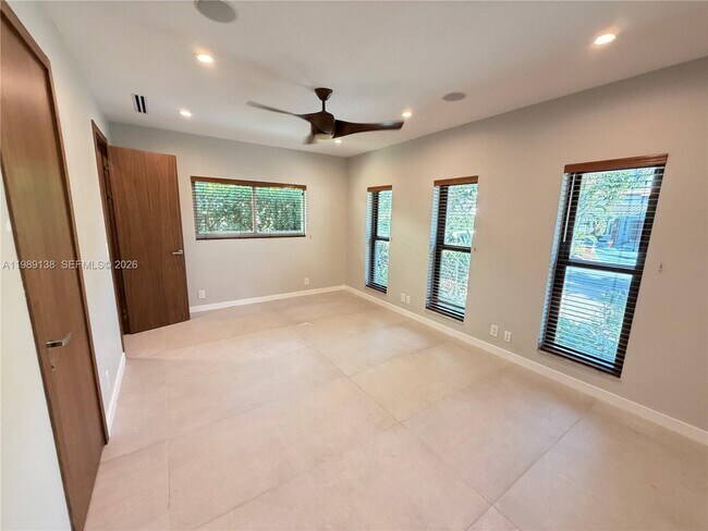 Building Photo - 3200 NE 165th St