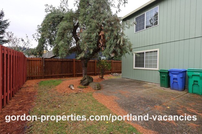 Building Photo - SE Knapp Circle - 3 bedroom duplex with attached single car garage