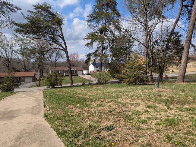 Building Photo - 3 Bedroom Home in Radcliff Near Ft. Knox!