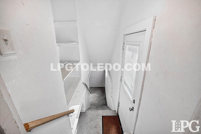 Building Photo - 414 Bender Dr