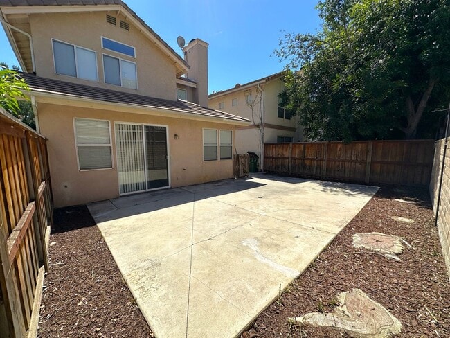 Building Photo - Spacious 4 Bed, 3 Bath Townhome in Gated W...