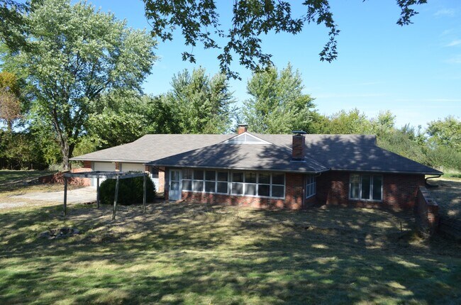 Building Photo - Beautiful Hobby Farm on 10 Acres!