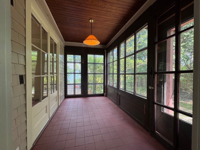 Building Photo - 608 Ackerman Ave