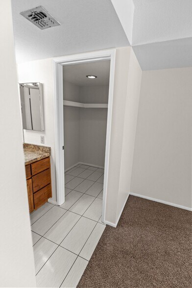 Building Photo - 850 S River Dr