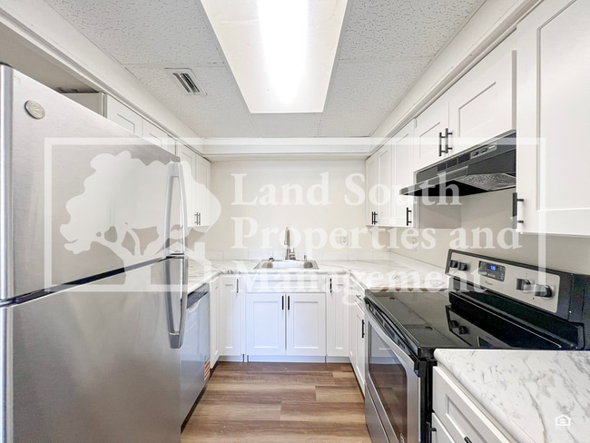 Building Photo - Newly Renovated 3-Bedroom Duplex with Mode...