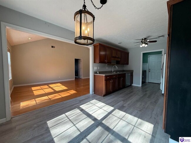 Building Photo - 115 Twin Oaks Dr