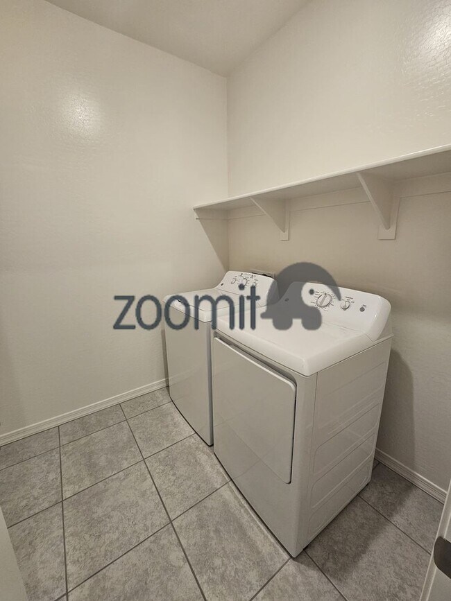 Building Photo - BEAUTIFUL HOME 4 BEDROOMS 3 BATHS!