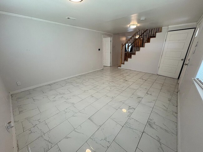 Building Photo - For rent minutes from Downtown Lakeland