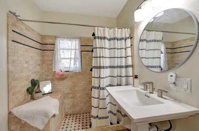 Building Photo - Luxury Bayside Living in Loma Portal with 5 bedrooms & 3 baths!