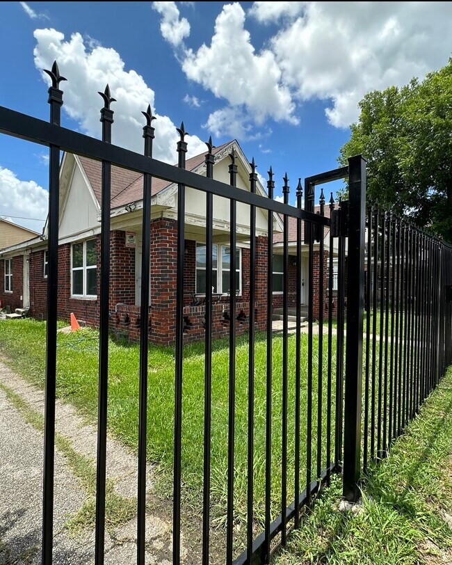 Building Photo - 5026 Jefferson St