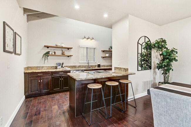 Building Photo - 2220 Boyer Dr